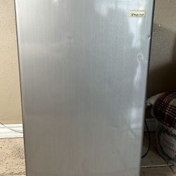 Small Refrigerator Magic Chef 
