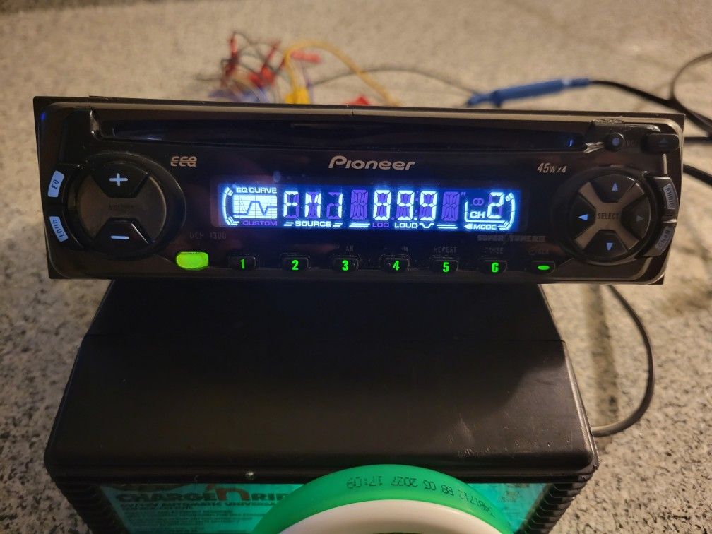 PIONEER DEH-1300 IN DASH CAR STEREO