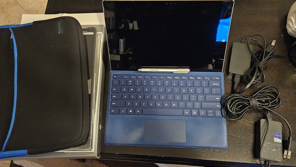 Microsoft Surface Pro 3 i5 processor, 256gb storage, 8gb ram with 2 chargers + accessories