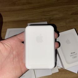 Lot of wireless apple charging packs