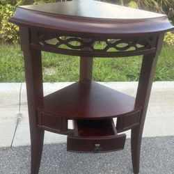 Bombay Co Corner Accent Table End Table 24”x32”