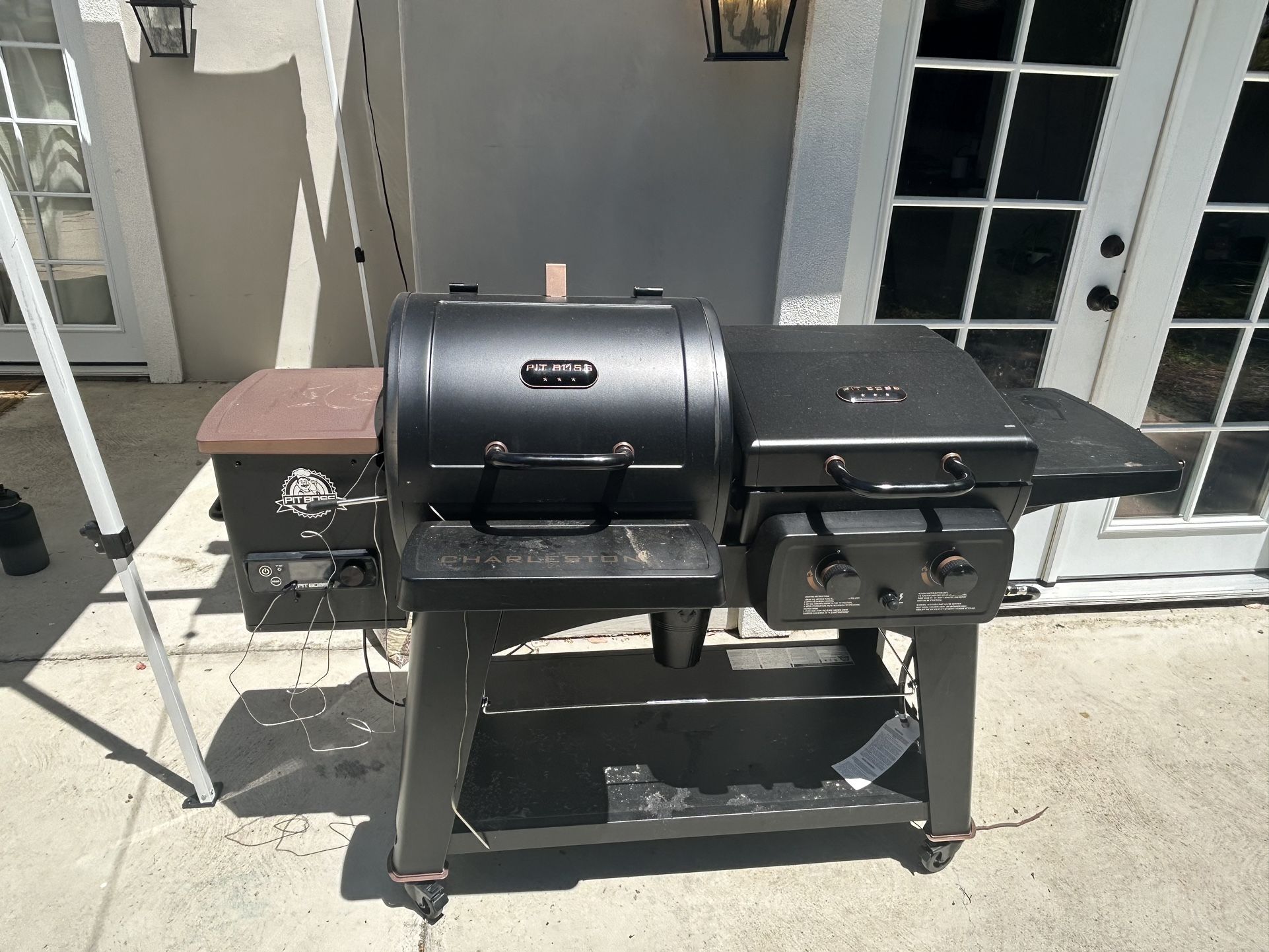 Pit boss Charleston 1020 Sq. In Wood Pellet Grill/Gas Griddle Combo -Onyx Edition