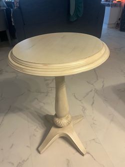Accent table for any room in the house excellent condition