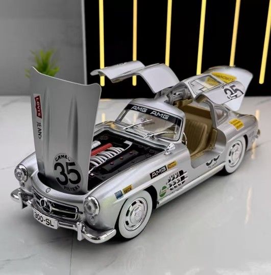 1:24 Mercedes-Benz 300SL pulling version of the classic car alloy collection of custom models classic silver car model with lights back to power