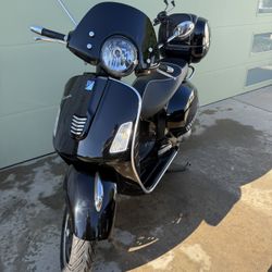 2015 Vespa GTS 300 Super ABS – Only 2,483 Miles