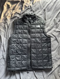 North Face vest size - small