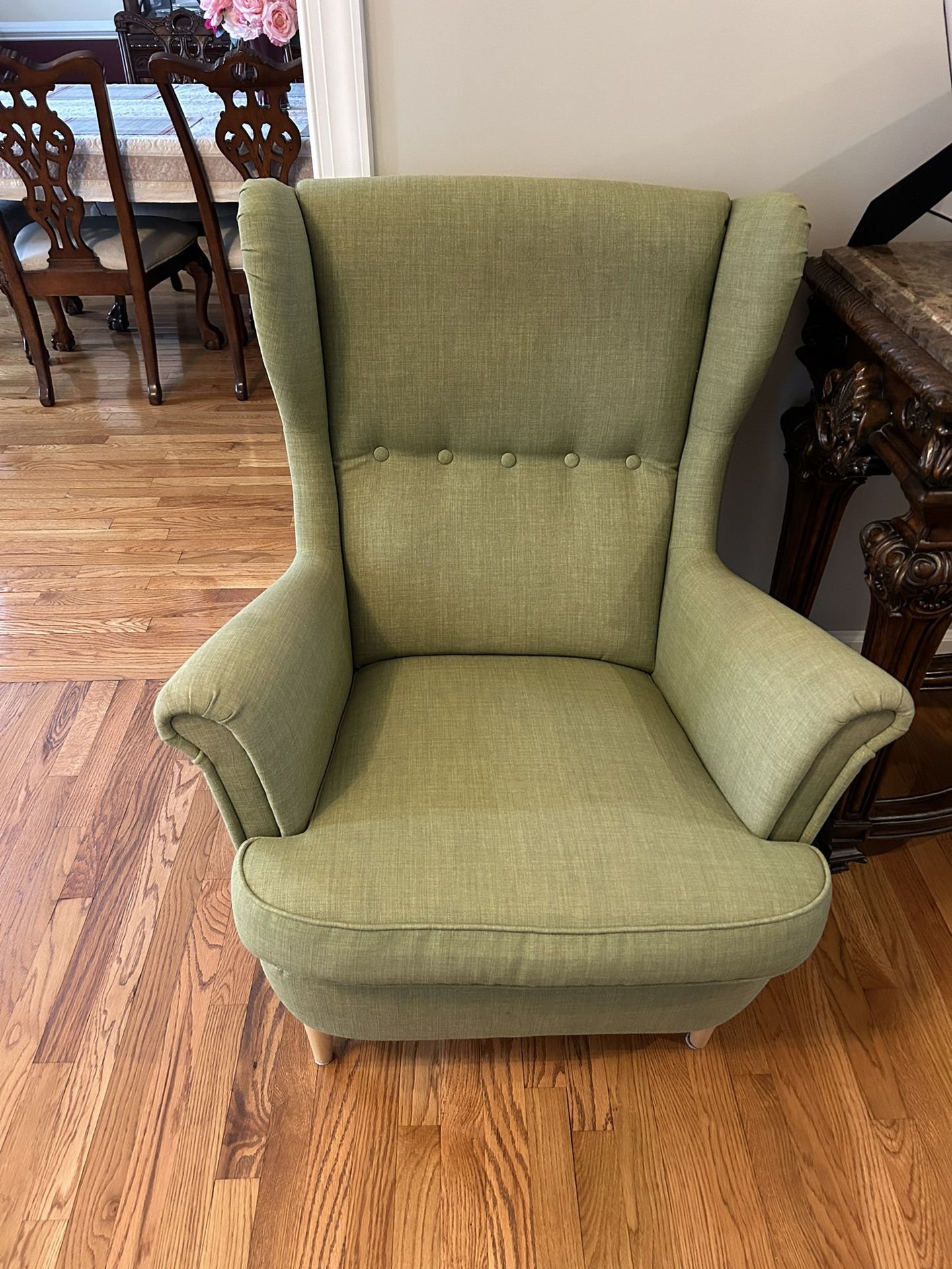 Beautiful Vintage Wingback Chair (LIKE NEW)