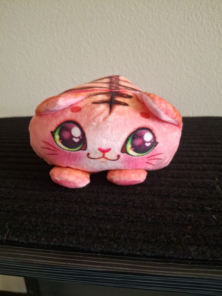 Cookeez Makery Toasty Treatz Plush toy,especially a feline