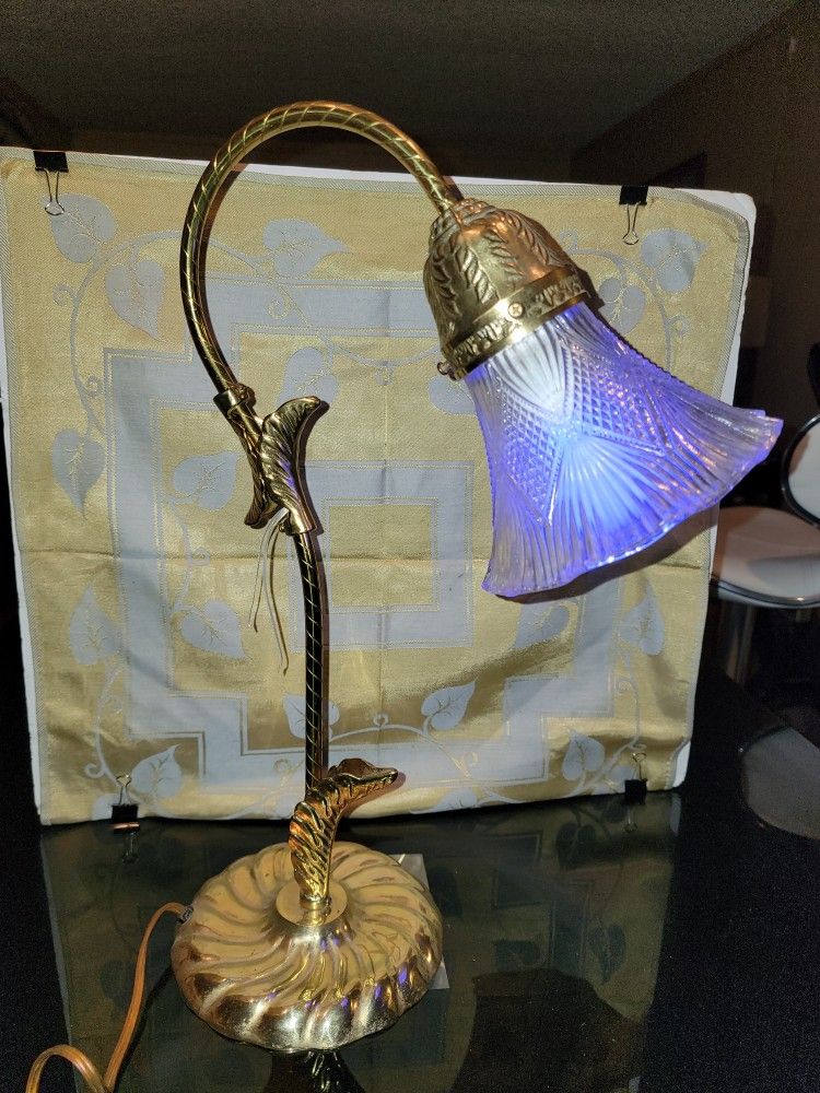 Beautiful Vintage Brass Table Lamp With Leaves Decor 