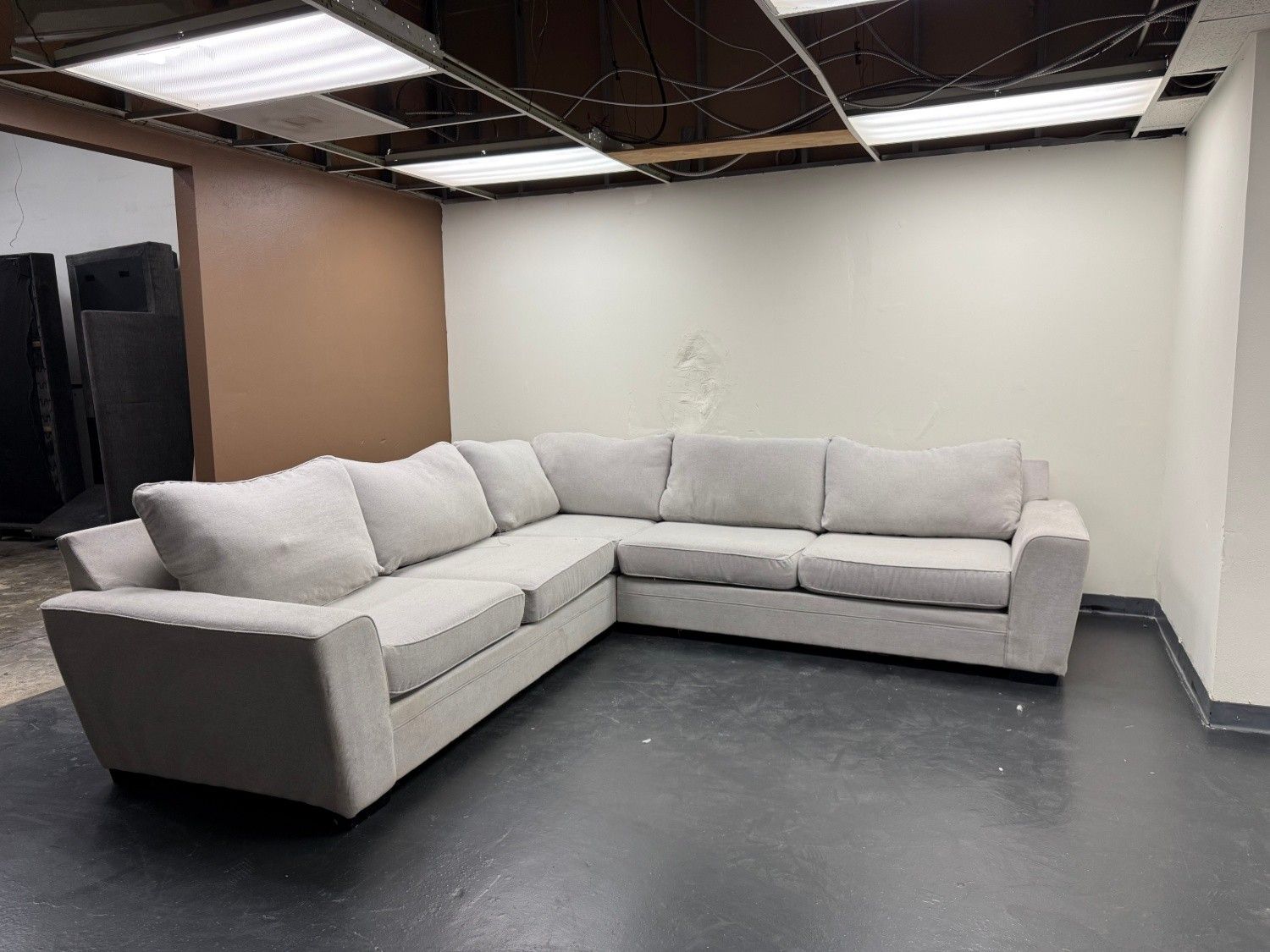 Beautiful Refurbished 🧼 Sectional Couch with Chaise - Delivery Available!