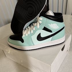Jordan 1 Mid / Aqua Blue Tint