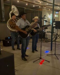 Grupo Sierreño con tuba 2 estilos  por el mismo precio acordeon guitarra y tuba y 2 guitarras y la tuba