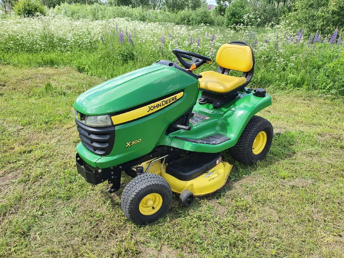 JOHN DEERE X300 Lawn Mower Tractor