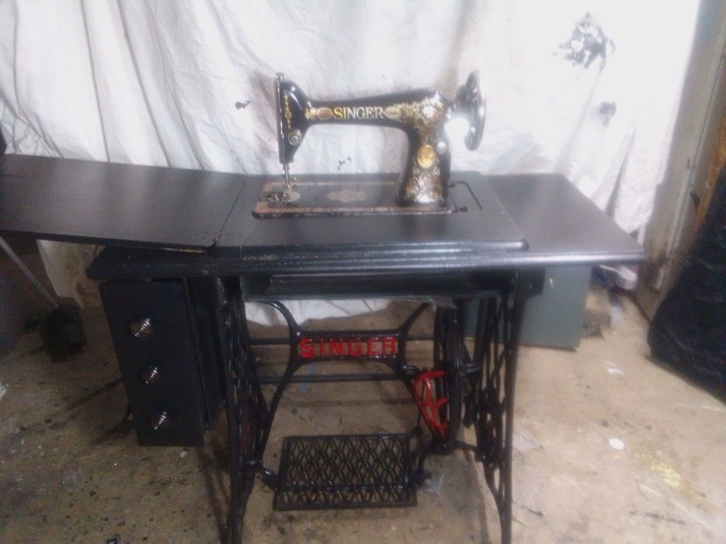 1924 Singer Model 66 Red Eye Treadle Sewing Machine. Serial # AA061356. Model-66.
35000 Allotted
