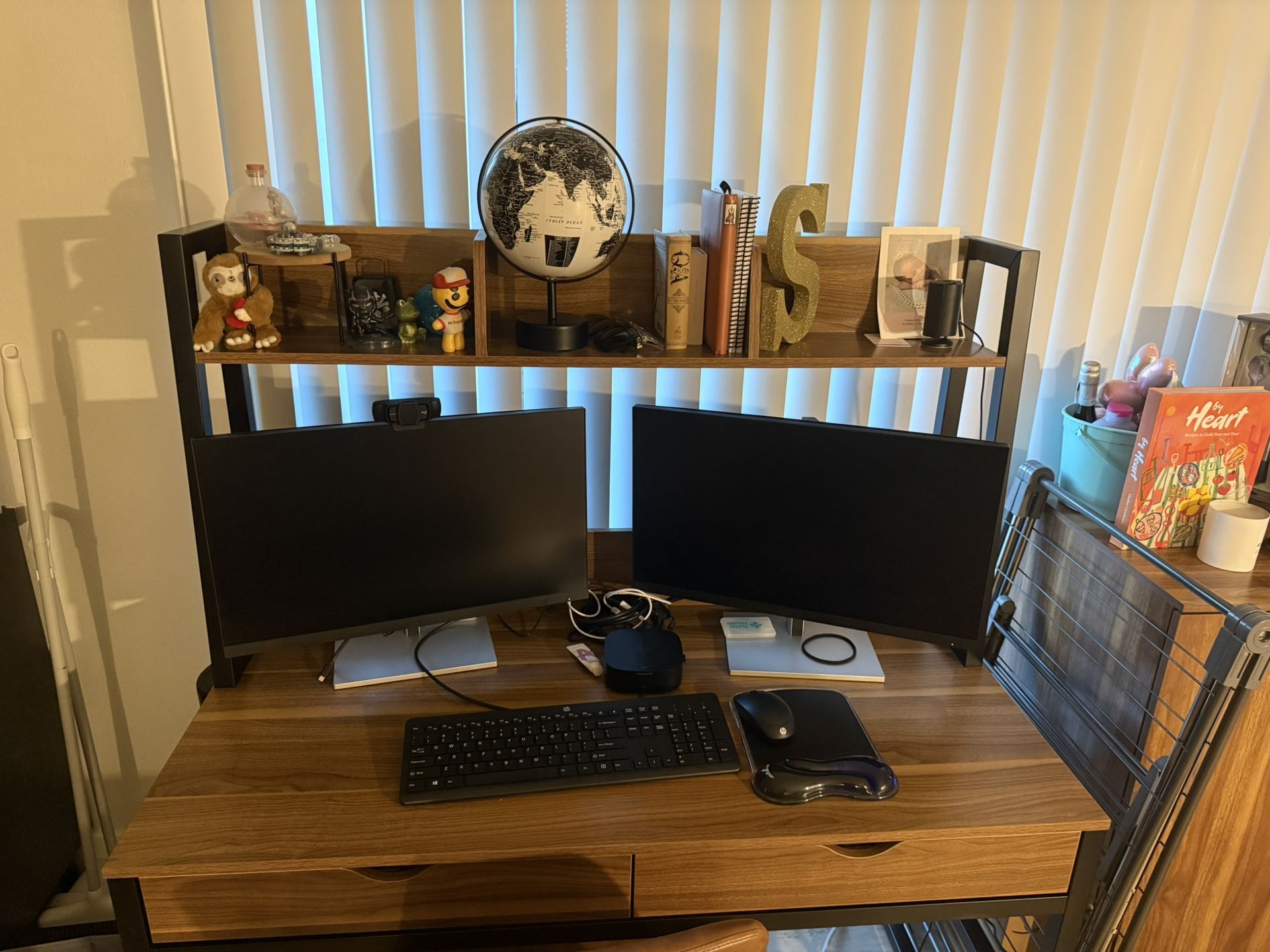 📚 Computer Desk with Drawers – Great Condition!