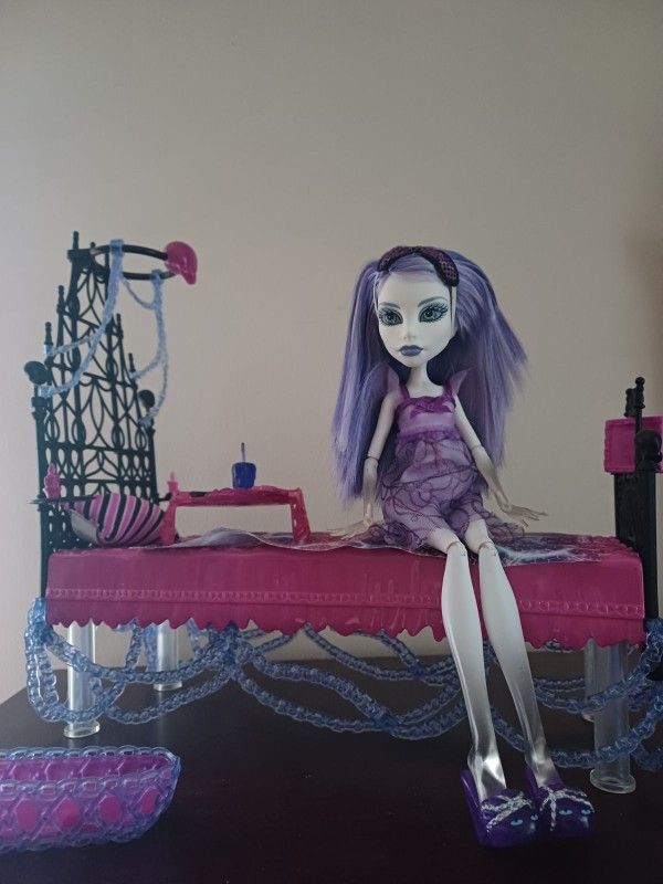 Monster High Spectra Bed And Doll