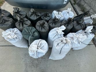 Free yard soil / dirt in bags.