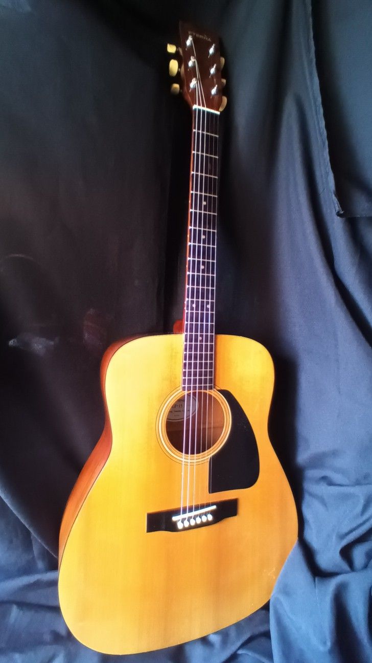 Yamaha Eterna Acoustic Guitar 