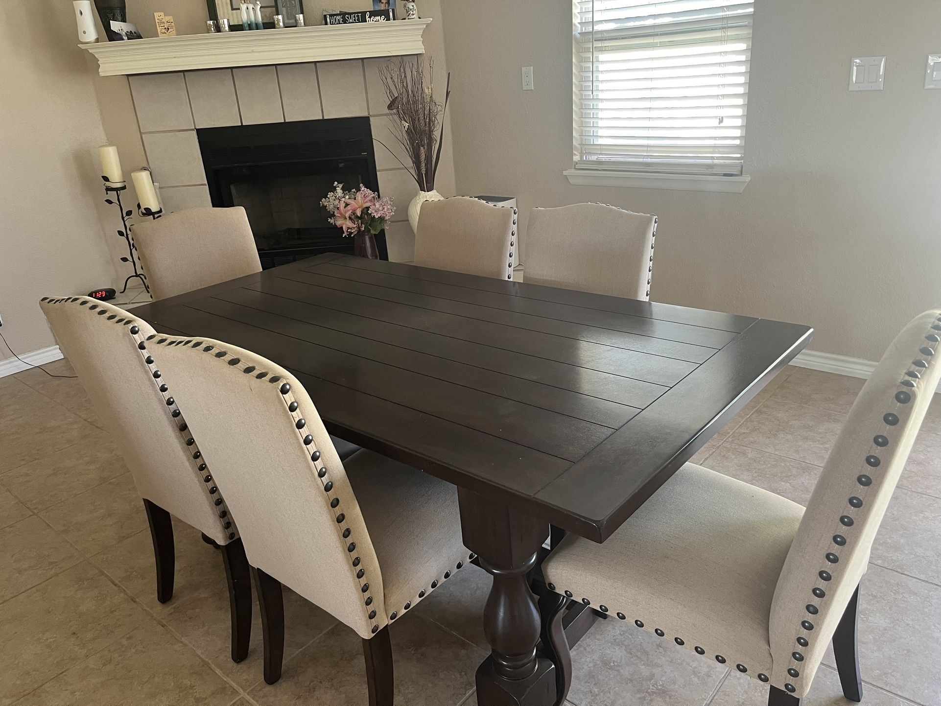 Dining Table/Chairs