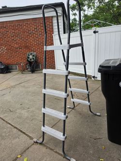 Pool ladder