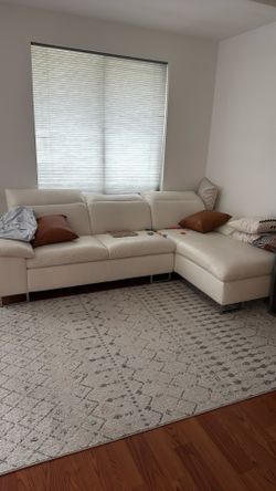 White Laskasas Couch