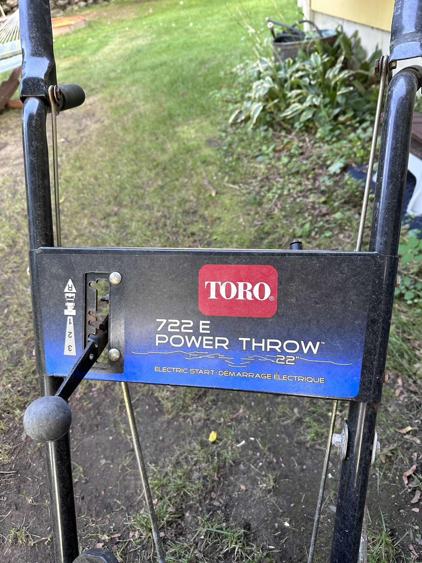 Toro Power Throw 722E Snowblower With Electric Starter