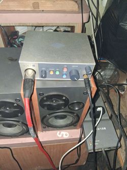 2 monitores EDIFIER  for edtudio record and interfas VOLT1