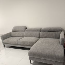 Sofa with adjustable headrest
