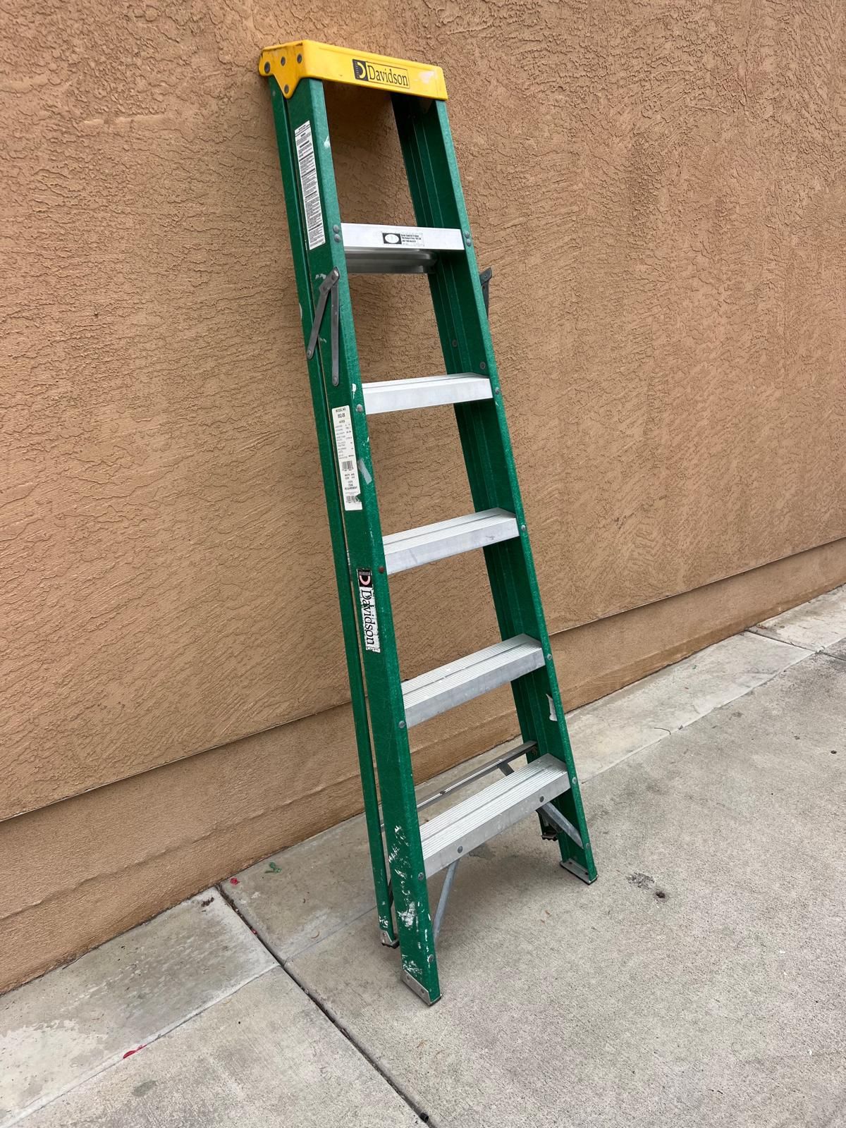 6 Ft Fiberglass Ladder