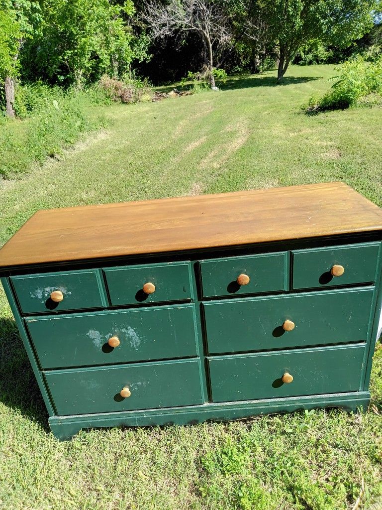 Wood. Dresser $40 Firm  Still Post Still Available 👉In DeSoto I