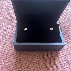 Beautiful 1/3 Carat Diamond Earrings 