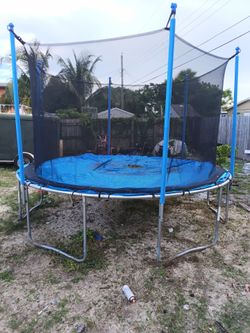Round Trampoline with Safety Enclosure Net
