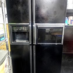 GE Refrigerator In Great Shape 