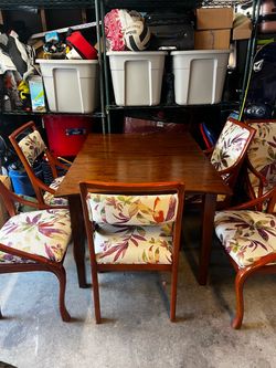 Dinner table with chair (extends)