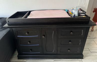 DRESSER WITH CHANGING TOP