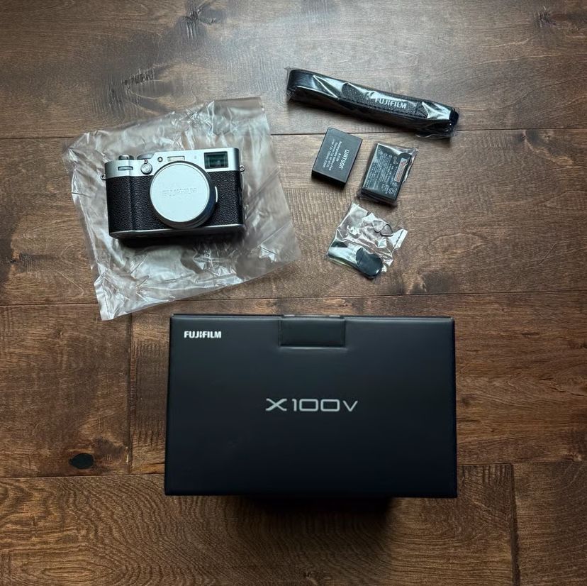 Fujifilm x100v w/ box and accessories 