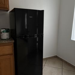 Hotpoint 9.7-cu ft Counter-Depth 24-in Wide Top-Freezer Refrigerator ( Black )