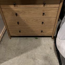 Modern 4 Drawer Dresser W/Soft Close. Still In Very Good Condition(See & Click On Pictures)