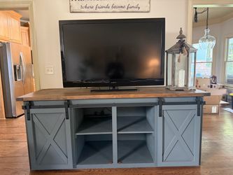 Beautiful Farmhouse tv console-like new