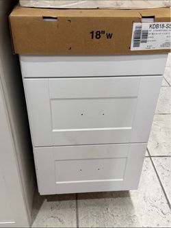 Hampton Bay- Shaker 18 in W x 24 in D x 34.5 in H, Assembled 3 Drawer Base Kitchen Cabinet