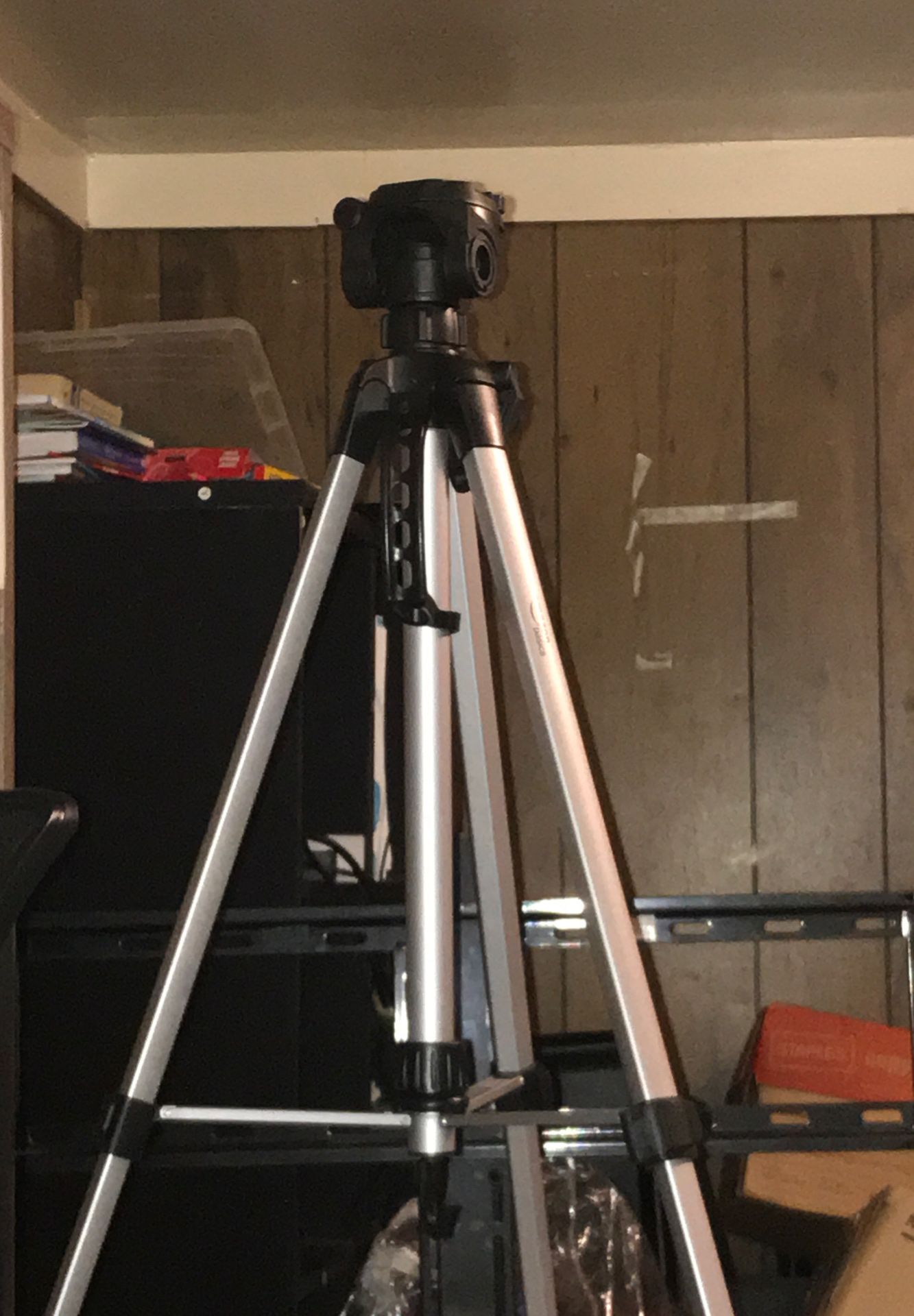 STURDY TRIPOD STAND