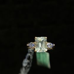 10K GOLD RING WITH AQUAMARINE STONE 
