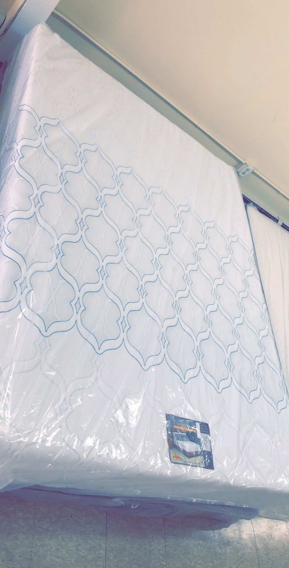MEMORY FOAM QUEEN MATTRESS *ON SALE*
