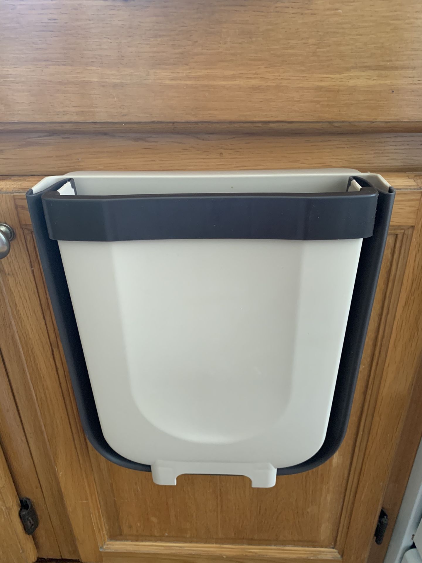 2.4 G Hanging Trash Can for Kitchen Cabinet Door, Small Collapsible Foldable Waste Bins