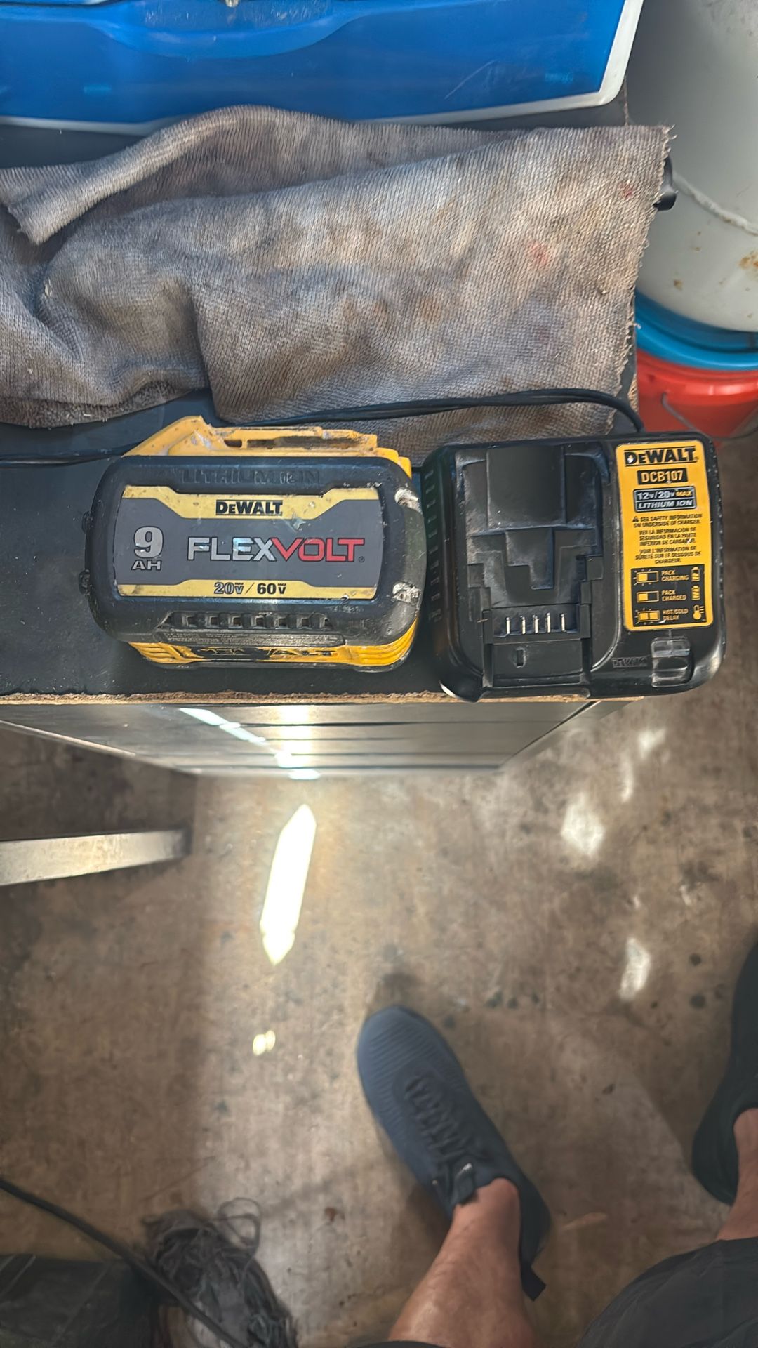 Dewalt 20 V battery and charger