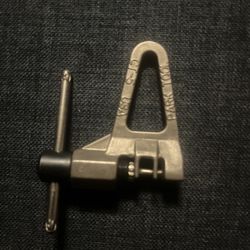 Chain breaker