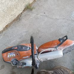 Concrete saw