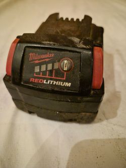 ​Selling a genuine Milwaukee M18 REDLITHIUM XC 4.0 extended capacity battery.
​Condition: Used with normal scuffs/dust from use, but the plastic casin