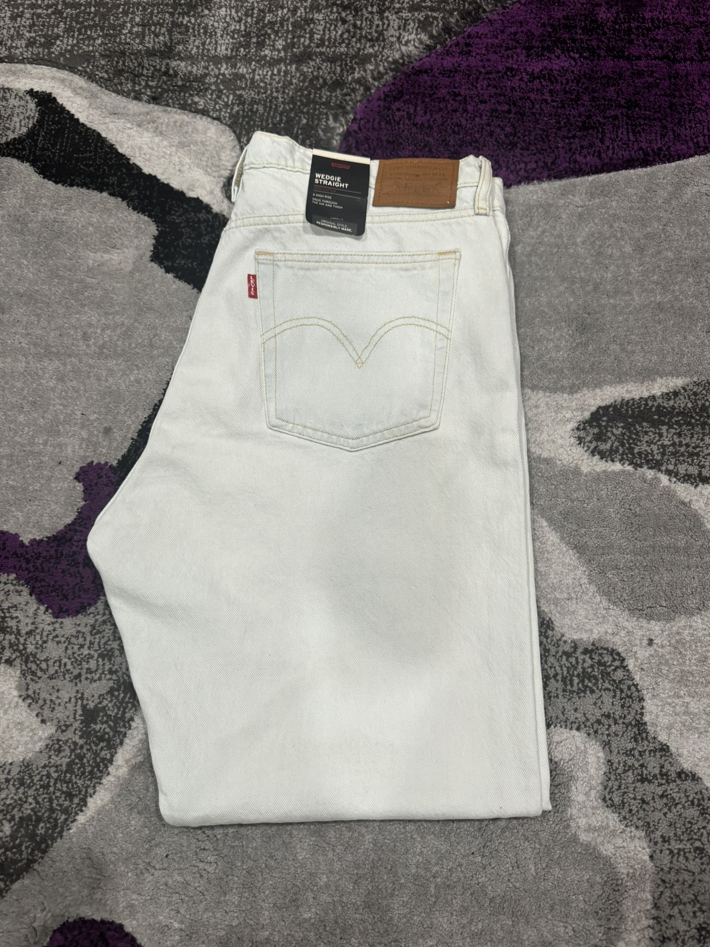 Men’s Levi’s Jeans Size 33 Brand New $38