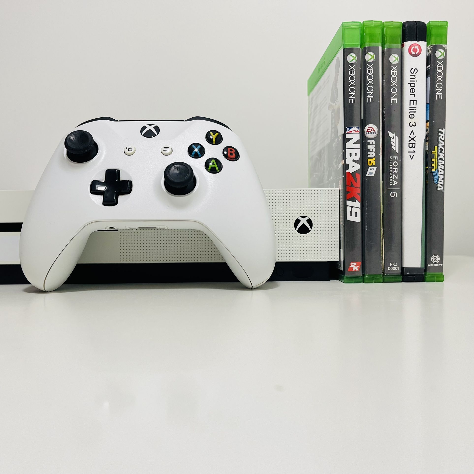 Xbox One S (512GB) + 5 Xbox Games
